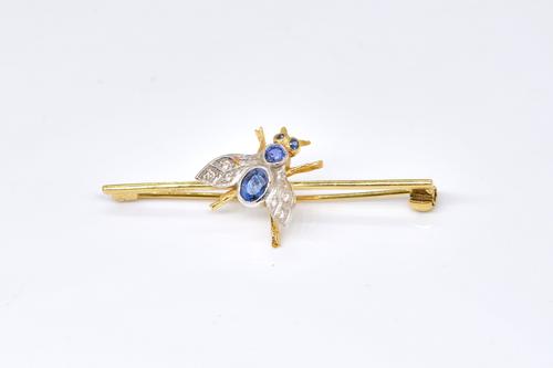 AN 18CT GOLD, SAPPHIRE AND DIAMOND FLY BAR BROOCH
