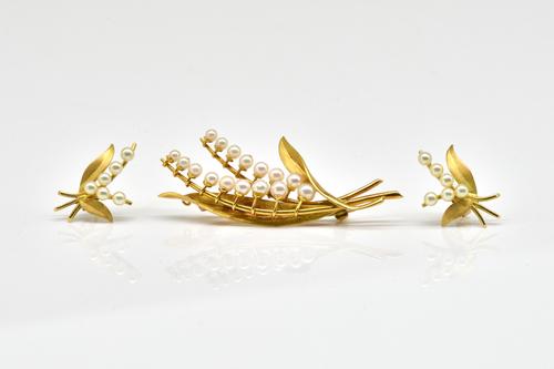 A PAIR OF 18CT GOLD AND CULTURED PEARL EARRINGS AND A BROOCH (2)