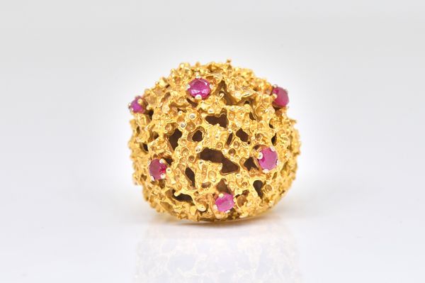 A 9CT GOLD AND RUBY RING OF ABSTRACT DESIGN