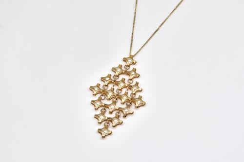 A 9CT GOLD AND CULTURED PEARL PENDANT WITH A NECKCHAIN