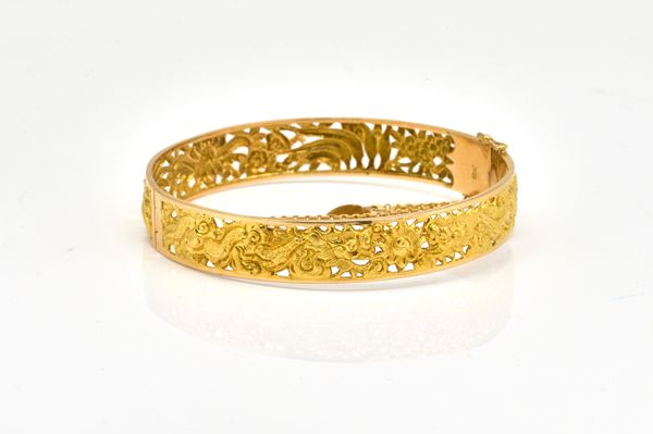 AN ASIAN GOLD CIRCULAR HINGED BANGLE