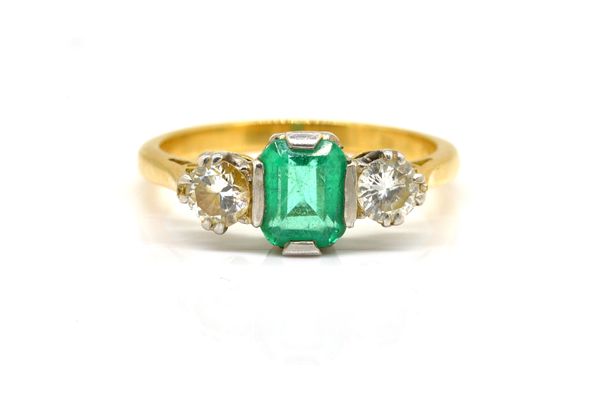 A GOLD, EMERALD AND DIAMOND THREE STONE RING