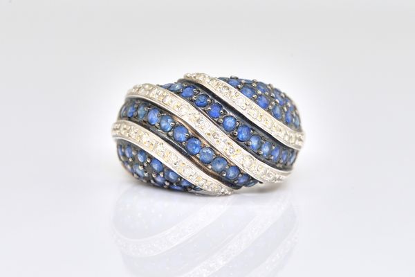 A 14CT WHITE GOLD, SAPPHIRE AND DIAMOND BOMBE RING