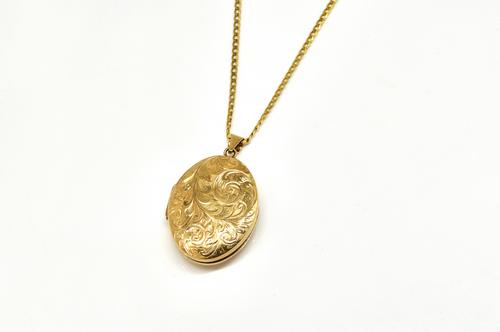 A 9CT GOLD PENDANT LOCKET WITH A 9CT GOLD NECKCHAIN (2)