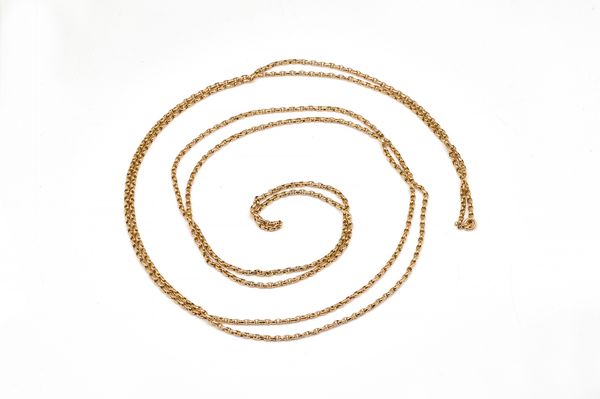 A GOLD OVAL LINK LONG GUARD CHAIN