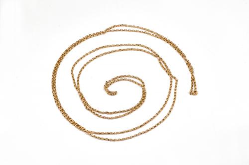 A GOLD OVAL LINK LONG GUARD CHAIN
