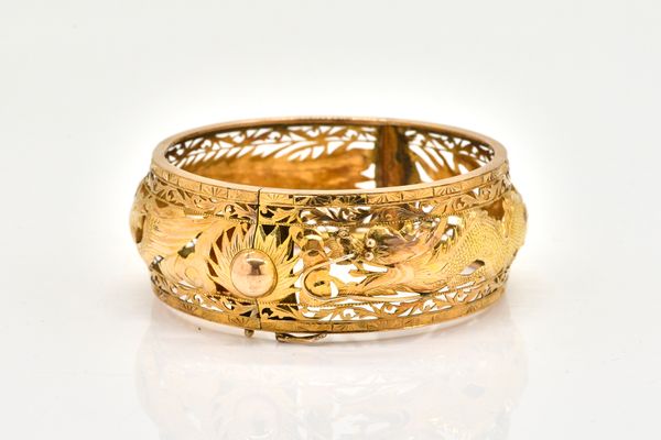 AN ASIAN GOLD HINGED BANGLE