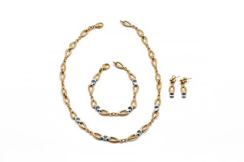 A 9CT TWO COLOUR GOLD AND BLUE TOPAZ SET OF  JEWELLERY (3)