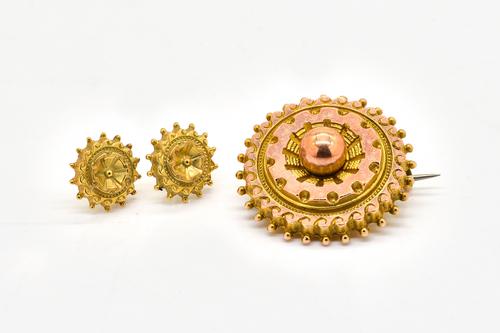 A VICTORIAN 9CT GOLD BROOCH AND A MATCHING PAIR OF EARSTUDS (2)