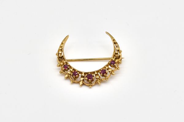 A 9CT GOLD AND RUBY BROOCH