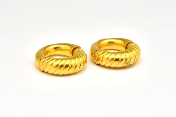 A PAIR OF GOLD EARRINGS