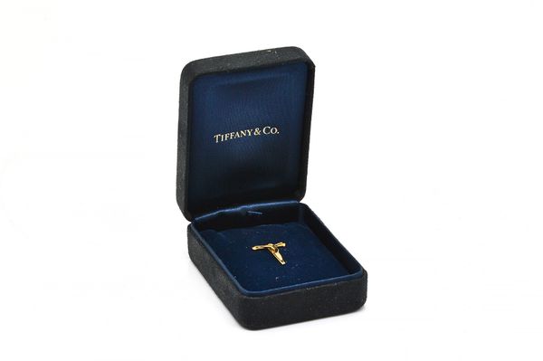 A TIFFANY & CO GOLD PENDANT CRUCIFIX