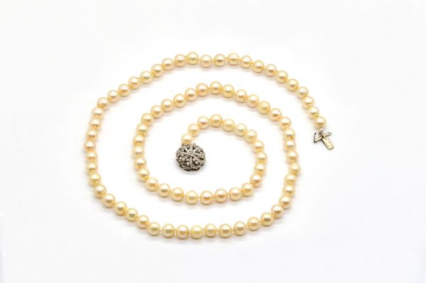 A SINGLE ROW NECKLACE OF CULTURED PEARLS, WITH A  DIAMOND SET CLASP