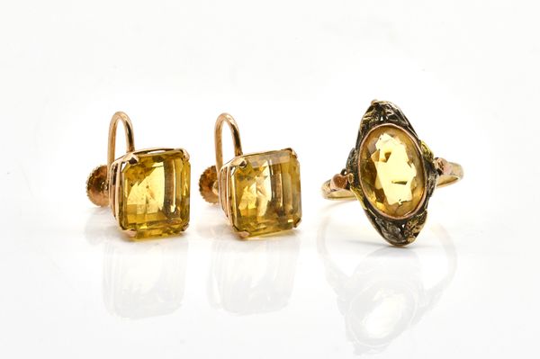 A CITRINE RING AND PAIR OF EARRINGS (2)