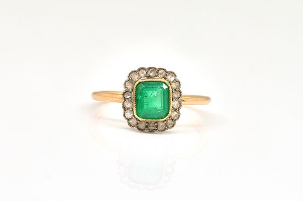 A GOLD, EMERALD AND DIAMOND RING