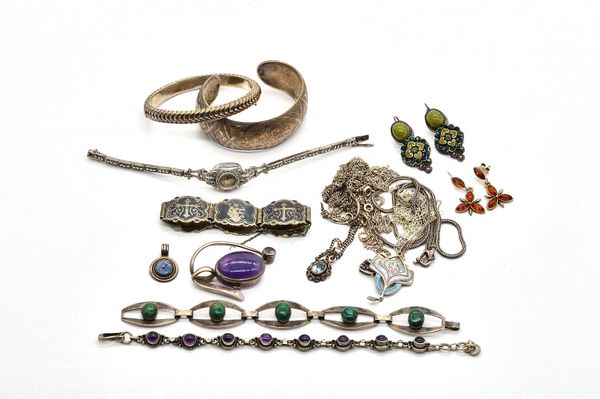 A GROUP OF SILVER JEWELLERY (QTY)