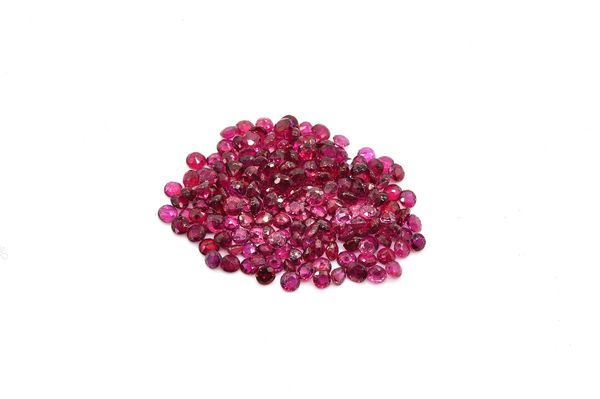 A QUANTITY OF LOOSE FACETED ROUND RUBY 2.5MM