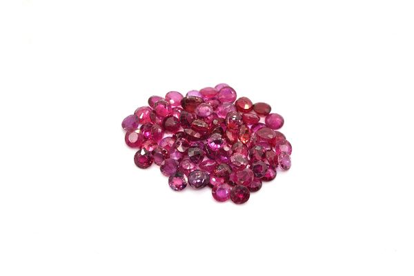 A QUANTITY OF LOOSE FACETED ROUND RUBIES 3.5MM