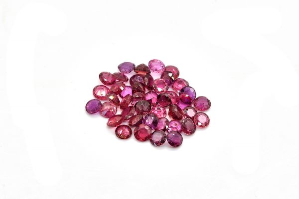 A QUANTITY OF LOOSE FACETED ROUND RUBIES 4.5MM