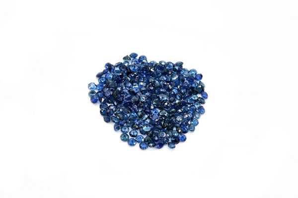 A QUANTITY OFLOOSE FACETED ROUND SAPPHIRES 2.25MM