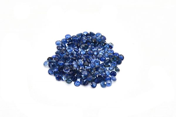 A QUANTITY OF LOOSE FACETED ROUND SAPPHIRES 2.55MM