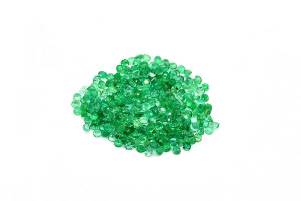 A QUANTITY OF LOOSE FACETED ROUND EMERALDS 2.25MM