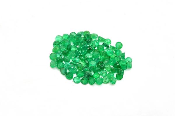 A QUANTITY OF LOOSE FACETED ROUND EMERALDS 3.25 MM