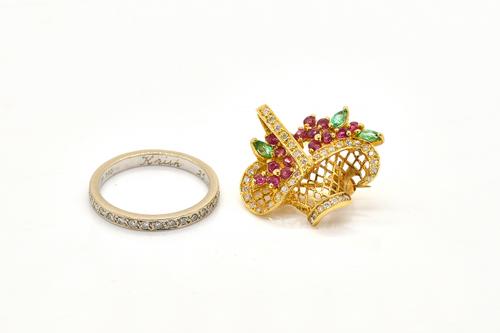 A GOLD AND GEMSTONE SET BROOCH AND A WHITE GOLD AND DIAMOND ETERNITY RING (2)