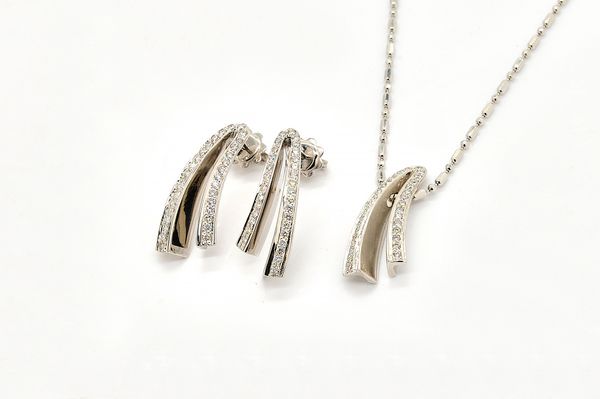 A WHITE GOLD AND DIAMOND SET PENDANT AND PAIR OF EARRING SET