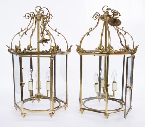 A PAIR OF REGENCY STYLE POLISHED BRASS HEXAGONAL HALL LANTERNS (2)