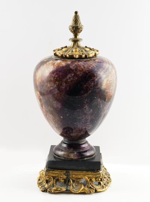 A DERBYSHIRE FLUORSPAR ‘BLUE JOHN’ ORNAMENTAL URN