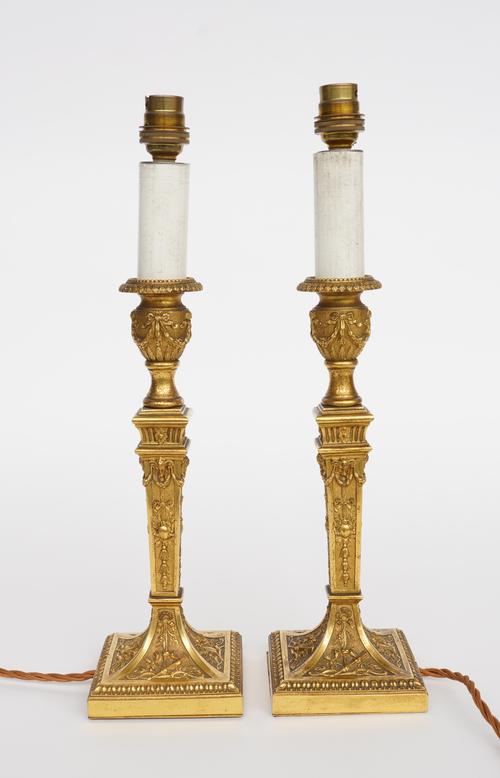 EDWARD F. CALDWELL & CO. NEW YORK: A PAIR OF AMERICAN GILT-METAL CANDLESTICK TABLE LAMPS (2)