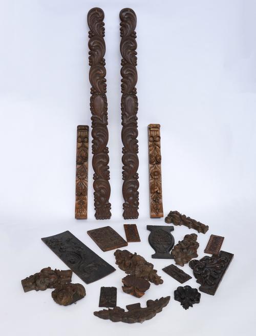 A GROUP OF MOSTLY OAK FLORAL AND FOLIATE CARVED PANELS, SECTIONS AND MOUNTS (QTY)