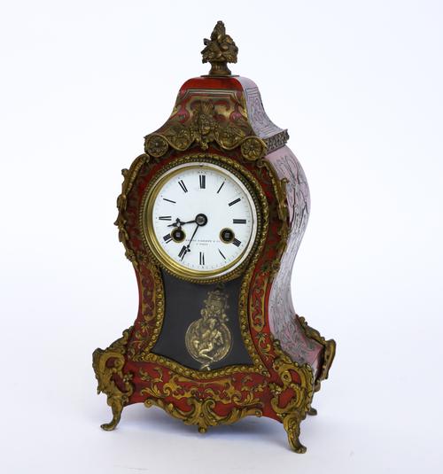 A FRENCH GILT-METAL MOUNTED RED TORTOISESHELL AND BRASS MARQUETRY ‘BOULLE’ MANTEL CLOCK