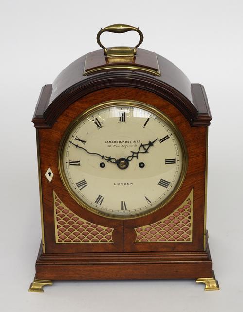 CAMERER KUSS & CO, LONDON: A GEORGE III STYLE GILT BRASS-MOUNTED BRACKET CLOCK