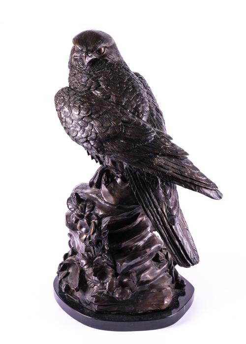 A BRONZE SCULPTURE OF AN EAGLE