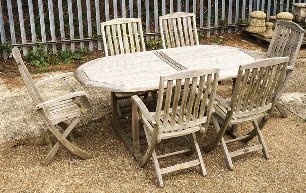 A HARDWOOD OVAL EXTENDING DINING TABLE (7)