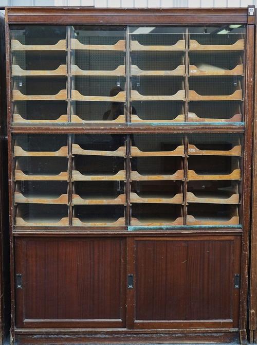ARSH HAMILTON GLASGOW; A MID-20TH CENTURY MAHOGANY HABERDASHERY CABINET