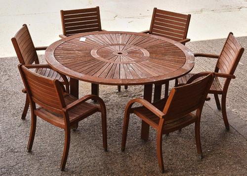 A HARDWOOD CIRCULAR GARDEN TABLE (7)