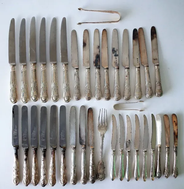 THREE ITEMS OF SILVER FLATWARE AND A GROUP OF KNIVES, MOSTLY WITH LOADED SILVER HANDLES (QTY)