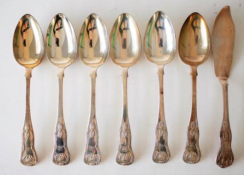 A SET OF SIX SILVER SINGLE STRUCK KINGS PATTERN DESSERT SPOONS AND A BUTTER KNIFE (7)