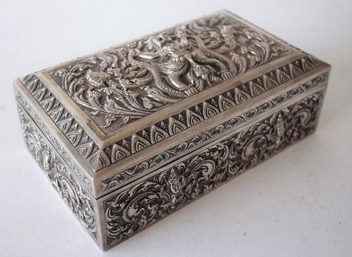 AN ASIAN RECTANGULAR HINGE LIDDED TABLE CIGAR/CIGARETTE BOX