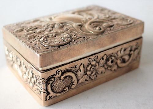 WITHDRAWN A SILVER RECTANGULAR HINGE LIDDED BOX
