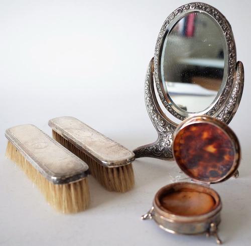 A SILVER MOUNTED MIRROR AND THREE FURTHER ITEMS (4)