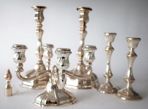 A PAIR OF CONTINENTAL PLATED TABLE CANDLESTICKS AND THREE FURTHER ITEMS (6)