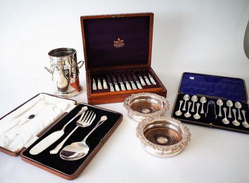 A GROUP OF PLATED WARES (6)