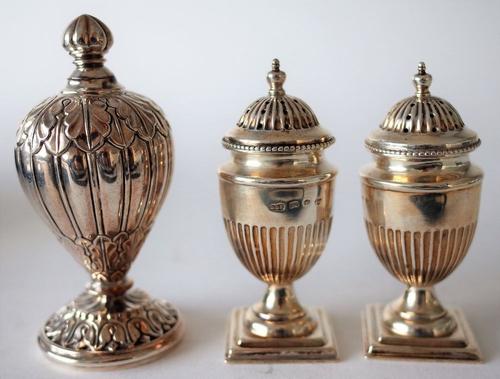 A PAIR OF LATE VICTORIAN SILVER PEPPERETTES (3)
