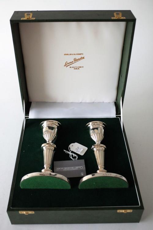 A PAIR OF IRISH SILVER TABLE CANDLESTICKS