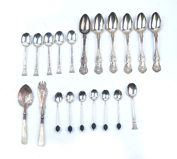 A GROUP OF SILVER FLATWARE (QTY)