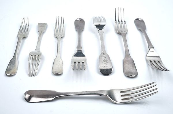 A GROUP OF SILVER FIDDLE PATTERN TABLE FLATWARE